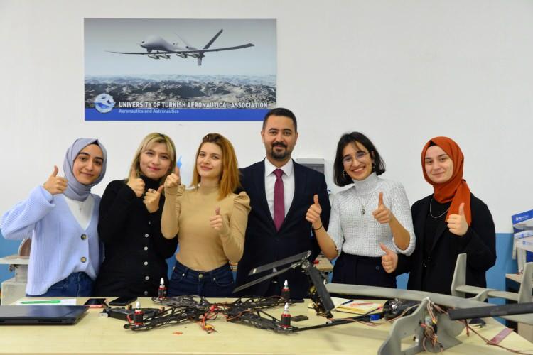 <p>Latıfınavıd, "Elektrikli dronlarda şu an en önemli problemlerden biri uçuş süresinin 30-55 dakika arasında olması. Öğrencilerim bu süreyi 6 saate yükseltmeyi hedefliyorlar. Bu çok büyük bir başarı. Özellikle sınır, orman, afet kontrolü gözetiminde çok büyük katkıda bulunmayı planlıyorlar.</p>
