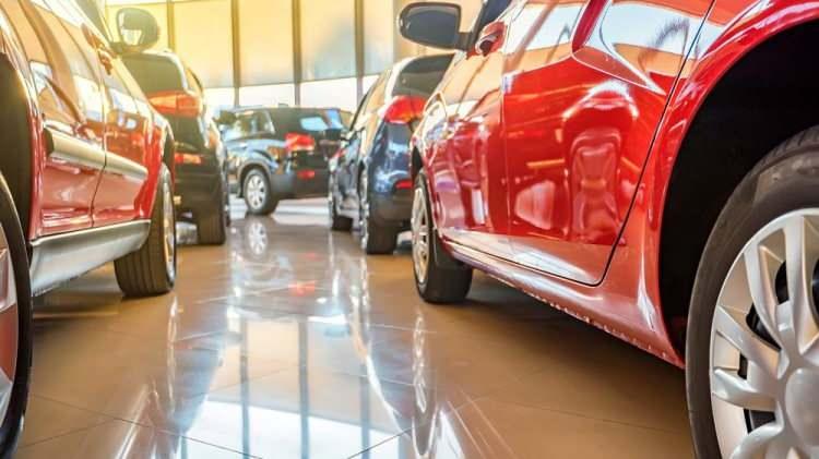 <p><strong>Ama asıl endişe edilen, Rusya’nın nasıl bir misilleme yapacağı… Çünkü Rusya bugün elektrikli otomobillerde kullanılan lityum-iyon pillerdeki nikelin dünyadaki üçüncü büyük tedarikçisi konumunda. Ayrıca, içten yanmalı motora sahip araçlarda yer alan katalitik konvertörlerdeki paladyumun yüzde 40’ını da tüm dünyaya Rusya sağlıyor. Çip üretiminde kullanılan neon gazının da önemli tedarikçisi. Paladyum ve neon gazının tedarikinde yaşanacak sıkıntı yeni bir çip krizi yaratabilir.”</strong></p>