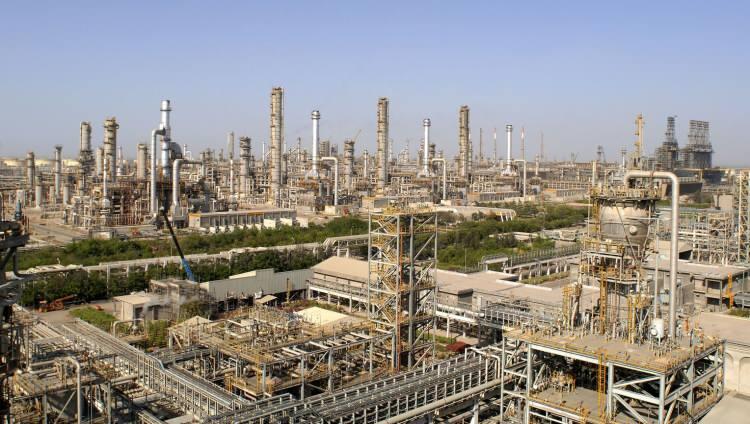<p> Ambani, Hindistan'ın önümüzdeki yirmi ila otuz yıl içinde fosil yakıtlara olan bağımlılığı sona erdirmek için bir stratejisi olması gerektiğini söyledi. Milyarder işadamı, Hindistan'ın yakın ve orta vadede<strong> "düşük karbonlu ve karbonsuz stratejiler"</strong> izlemesi gerektiğini ifade etti.</p>
