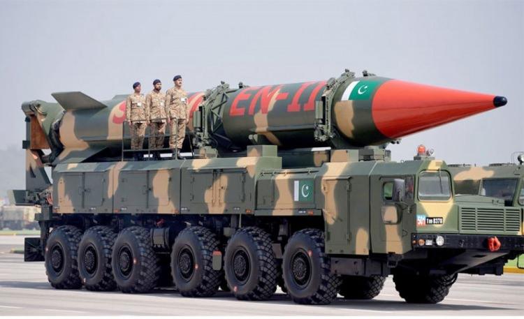 <p>PAKİSTAN</p>
<p>Son yıllarda Pakistan, nükleer gücü hem askeri hem de sivil amaçlı kullanmasına olanak sağlayacak teknolojiye ulaşmaya çalıştı.</p>
<p>Son verilere göre, ülkenin elinde 165 adet nükleer başlık mevcut.</p>
<p> </p>
