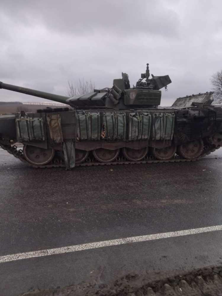 <p>Yol kenarında terk edilmiş tanklar vatandaşlar tarafından kayda alındı.</p>
