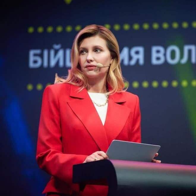 <p>Yazdıklarına Ukrayna bayrağı ekleyen Olena birlikte halkına şöyle seslendi:</p>

<p>“Sevgili halkım! Ukraynalılar! Bugün hepinize bakıyorum. Televizyonda, sokaklarda, internette gördüğüm herkese. Paylaştığınız çağrılara bakıyorum. Ve biliyor musunuz? Hepiniz muhteşemsiniz! Sizinle aynı ülkede yaşamaktan gurur duyuyorum. Biz kocaman bir orduyuz. Ve bugün ne ağlıyorum ne korkuyorum. Sakin ve güven doluyum. Çocuklarım yüzüme bakıyor. Onlarlayım, eşimin yanındayım. Ve sizlerleyim. Sizi seviyorum. Ukrayna’yı seviyorum.”</p>

<p> </p>

<p> </p>
