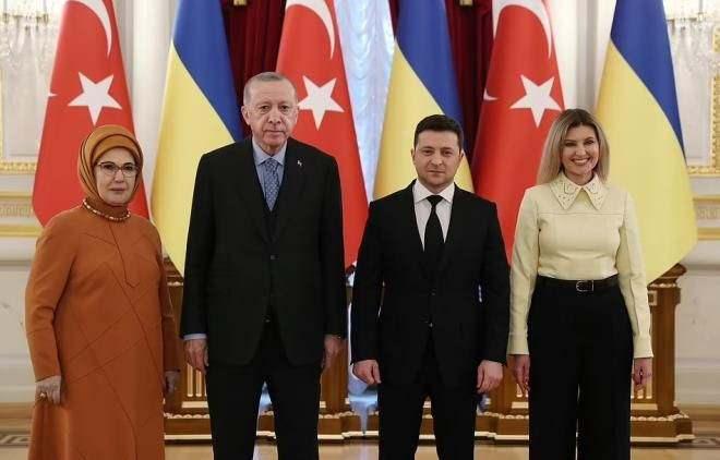 <p>Yazdığı komedi oyunu ile kocasının kısa sürede ülkenin en iyi komedyeni olmasını sağlamasına rağmen Ukrayna'nın First Lady'si olduktan sonra da gözlerden uzak mütevazi bir yaşamı tercih etti.</p>
<p> </p>
