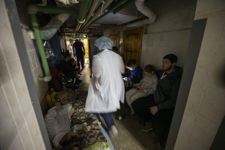 <p>Rusya-Ukrayna savaşının ortasında Ukraynalı hamile kadınlar, başkent Kiev'deki doğum hastanesinin sığınağında bebeklerini dünyaya getirmeye devam ediyor.</p>
