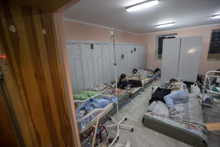 <p>5 No'lu Doğum Hastanesinin Başkanı Dmytro Govseev, 24 Şubat'ta başlayan savaşın ilk saatinden bu yana hiçbir yere ayrılmadan hastanede görev yaptıklarını söyledi.</p>
