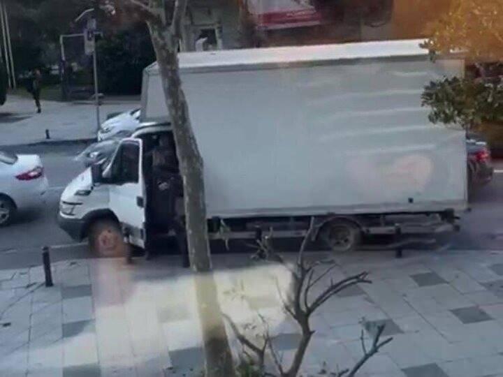 <p>Şişli'de İBB'ye bağlı İSPARK görevlisi tartıştığı sürücüyü aracından zorla indirip sopayla darbetti</p>

