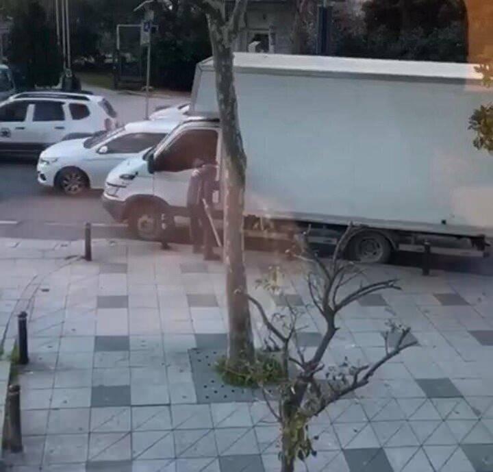 <p>Nişantaşı’ndaki olay dün sabah saat 09.00 sıralarında yaşandı. Maçka Caddesi'nde İstanbul Büyükşehir Belediyesine bağlı İSPARK görevlisi ile kamyonet sürücüsü arasında belirlenemeyen bir nedenle tartışma çıktı.</p>

