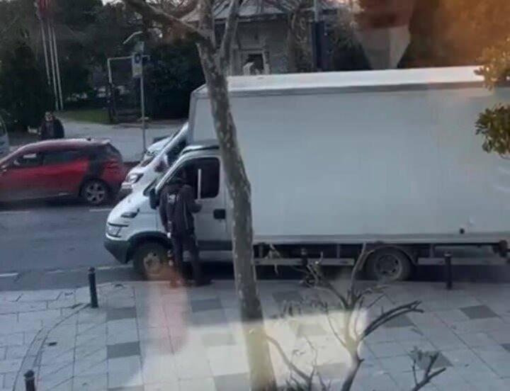 <p>Sürücü kamyonet içinde otururken İSPARK görevlisi elindeki sopayla tehditler savurarak kapısını açmaya çalıştığı kamyonetin sürücüsünü indirmeye çalıştı.</p>
<p> </p>