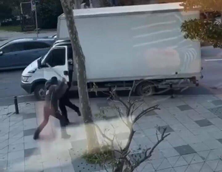 <p>Kamyonetin kapısını zorlayarak açan İSPARK görevlisi tartıştığı kişiyi kamyonetten indirerek sopayla darp etmeye başladı.</p>