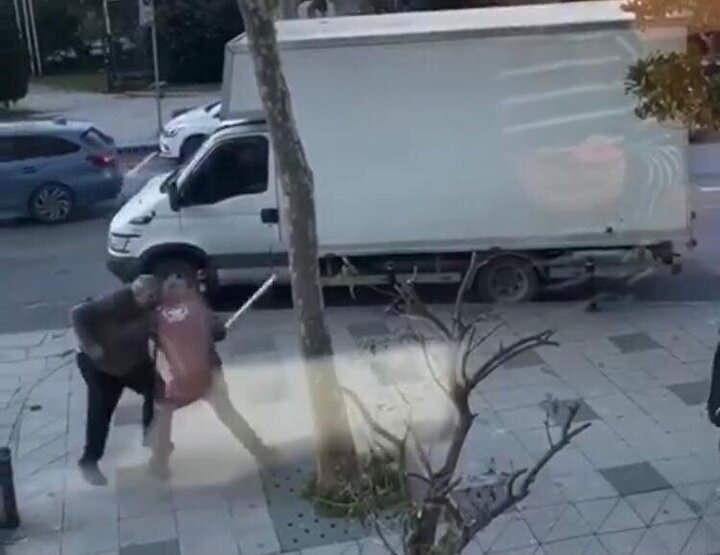 <p>Kavga sırasında yere düşen İSPARK görevlisi ve kamyonet sürücüsü yerde boğuşurken yoldan geçen bir kişi yere düşen sopayı ayağıyla iterek uzaklaştırdı.</p>

<p> </p>
