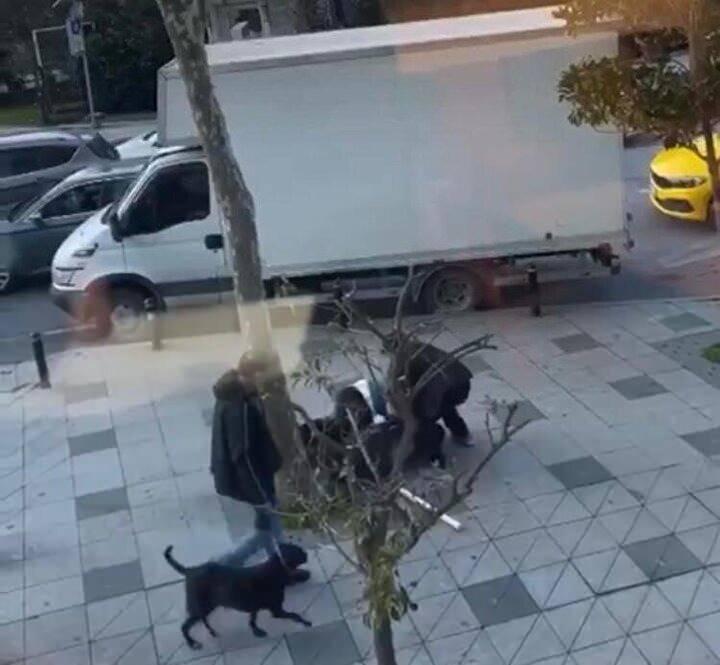 <p>Araya girenler kavgayı ayırırken olayı cep telefonu ile görüntüleyen kişi ve yanındakiler sopalı İSPARK görevlisine tepki gösterdi.</p>
