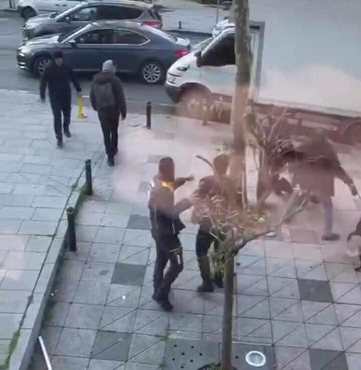 <p>Araya girenler kavgayı ayırırken olayı cep telefonu ile görüntüleyen kişi ve yanındakiler sopalı İSPARK görevlisine tepki gösterdi.</p>
