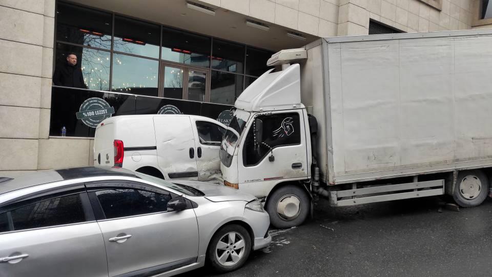 <p>Tam benim önümde beyaza bir araca vurdu. Ben aracın önündeydim. Dondum kaldım. Hala daha şoktayım. Bir iki dakika ile kurtuldum. Hayat kıymetli bir şey" dedi.</p>
