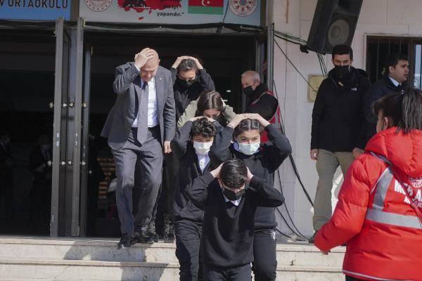 <p>SOYLU: 54 bin 302 TATBİKAT YAPACAĞIZ<br />
<br />
Bakan Soylu, 2022 yılının afet tatbikat yılı ilan edildiğini, bu kapsamda toplam 54 bin 302 tatbikat yapılacağını söyledi. Soylu, "2021 yılını tüm Türkiye'de afet eğitim yılı ilan ettik. Yaklaşık 56 milyon insanımıza ulaştık. Ve burada 2022 yılını da afet tatbikat yılı ilan ettik. Ve bu yıl sonuna kadar çeşitli temalardan oluşmak üzere 54 bin 302 tatbikat gerçekleştireceğiz. Bizim bu tatbikatlarımız konularına göre sel, yangın alanlarda devam edecek. İnşallah yıl sonuna doğru büyük bir Türkiye tatbikatı da yapacağız" dedi.<br />
 </p>
