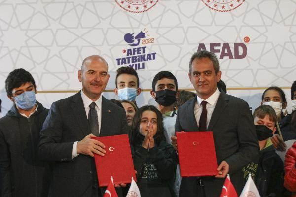 <p>ÖZER: 2 BİN OKUL BİNASI GÜÇLENDİRİLDİ<br />
<br />
Bakan Özer ise yaklaşık 17 yıldır 3,5 milyar liralık bütçeyle okulların güçlendirilme çalışmalarının yürütüldüğünü ve yıkılan okulların yerine yenilerinin yapıldığını bildirerek, "Bu kapsamda 2 bin okul binası güçlendirildi ve bunların 865'i son 2 yıl içerisinde yapıldı. Yine yaklaşık 459 okul binamız yıkıldı ve yerine yenisi yapıldı. Bunun da 100'ü son 2 yıl içerisinde gerçekleşti. Protokol kapsamında 2022'de tüm illerimizdeki okul güçlendirmelerini artık tamamlayacağız ve yıkılan okul binaları yerine de yeni okullarımızı ikame edeceğiz" dedi.<br />
</p>