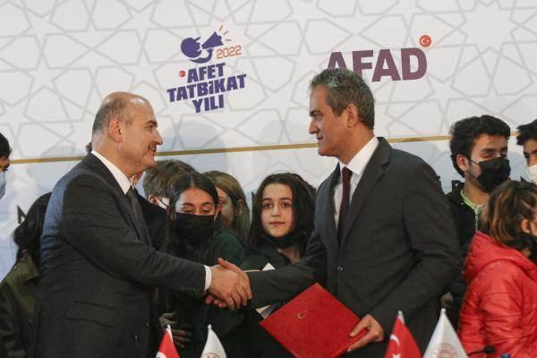 <p>Öğretmenlik Meslek Kanunu'nun yürürlüğe girdiğini hatırlatan Özer, "Bugün itibarıyla afet güvenli okul ile afet ve acil durum eğitimini uzman öğretmen ve başöğretmen eğitimlerinin tamamına ekleyeceğiz" dedi.<br />
<br />
Konuşmaların ardından Özer ve Soylu, '2022 Afet Tatbikatları Yılı Protokolü'nü imzaladı.</p>

<div> </div>
