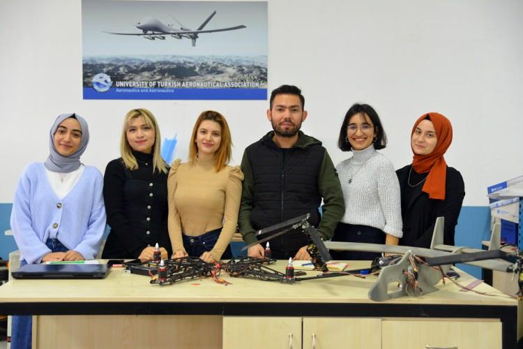 <p>6 saat uçuş süresini elektrikli dronelarla sağlamak. Bu süre hibrit, balon, multikopter dronla birlikte gerçekleşecektir. En önemli fark uzun uçuş süresi" diye konuştu.</p>