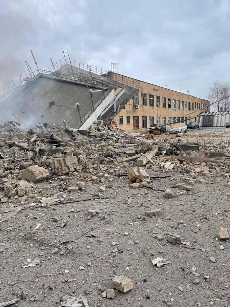 <p>Ukrayna'da Rus saldırıları sonrası bazı yapıların öncesi ve sonrası halleri görüntülendi. Saldırıların kamu kurumları, ev ve AVM'lere verdiği büyük hasar gözler önüne serildi.</p>
