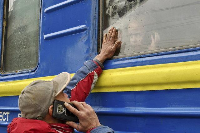<p>Trenin camına kalp çizen, arada cam olsa da eşi ve oğluyla ellerini birleştiren Kirienko, vedalaşma anında gözyaşlarını tutamadı.</p>
