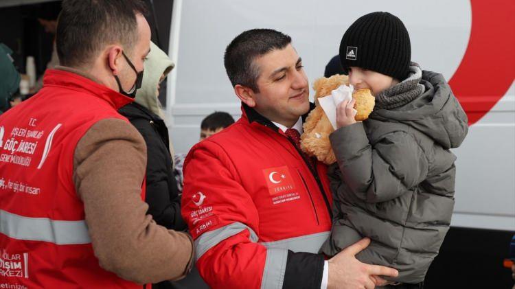<p>Eşi ve üç çocuğuyla Liviv`e giderken bombaların atıldığına şahit olduklarını anlatan Mambiyetava, Türkiye`nin desteğiyle güvenli bölgelere getirildiklerini ifade etti.</p>

<p> </p>
