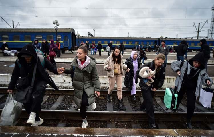 <p>Rusya’nın Ukrayna’ya yönelik saldırıları 11. gününde devam ederken, Ukraynalı sivil halk da ülkeden ayrılmak için Lviv tren istasyonuna gelmeye devam ediyor. </p>
