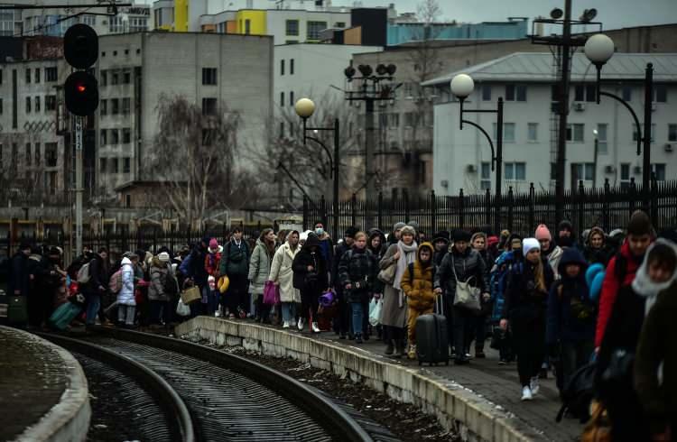 <p>Çatışmalar nedeniyle ülkeyi terk eden Lviv halkı gece gündüz demeden tren istasyonuna akın ediyor. </p>
