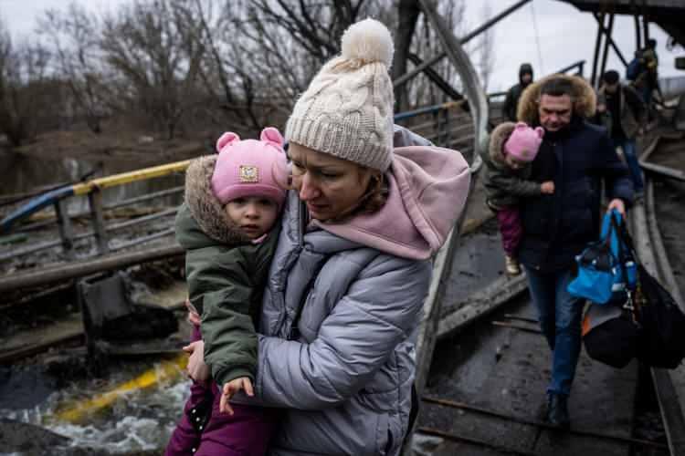 <p>Bazıları kapalı otoparklara, bazıları da metro istasyonlarına gitti. Kiev Belediyesi metrolara sığınanların sayısının 15 bin olduğunu açıkladı.</p>