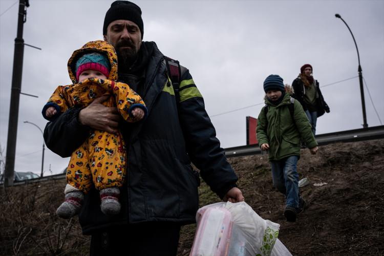 <p>Bunlardan biri de 69 yaşındaki Nina Zir oldu. Yerin yaklaşık 250 metre altındaki metro istasyonunda bulunan Zir, AA muhabirine, babasının 2. Dünya Savaşı'nda cephede olduğunu anlattı.</p>
