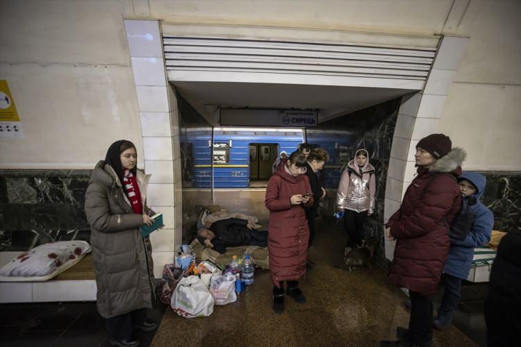 <p>Zir, gazetecilerden "Bütün ülkelere bugün başımızın belada olduğunu söyleyin." talebinde bulundu.</p>
<p> </p>