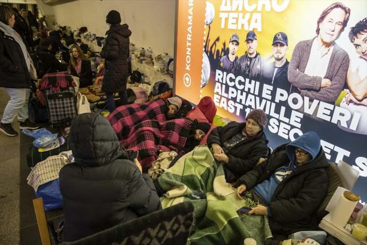 <p>Dört yaşındaki kızı Alisa ve annesiyle metro istasyonuna sığınan Olga, çok korktuklarını ve tehlikede oldukları için çocukların ağladığını söyledi.</p>
<p> </p>
