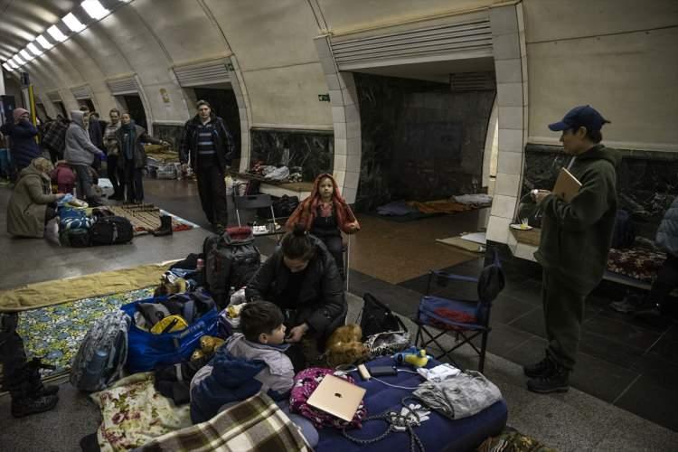 <p>Alisa, "Her yerde patlamalar, kurşunlar var. 6 gündür metrodayız. Burada çocuklarımla birlikteyim. Bazen yıkanmaya, yemek yemeye dışarı çıkıyorum. Çok korkunç şeyler görüyorum. Silah sesleri duydum, patlama duydum. Çok korkutucuydu." dedi.</p>
<p> </p>