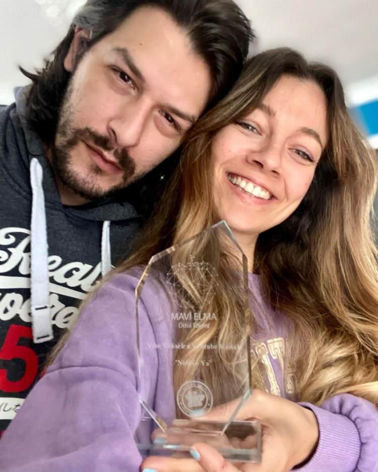 <p><strong>&Ccedil;iftin dikkatini Eyfel Kulesi'nin altında toplarla oyun oynayan bir adam &ccedil;ekti. Etrafındaki adamların s&uuml;rekli oyunu kazandıklarını g&ouml;ren &ccedil;ift, oyuna dahil olmak istedi.&nbsp;</strong></p>
