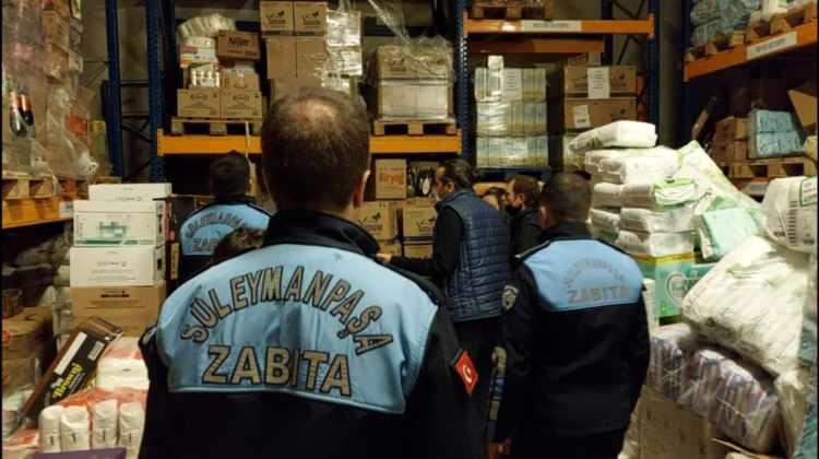 <p><strong>YAĞ ALABİLMEK İÇİN BİRBİRLERİYLE YARIŞTILAR</strong></p>
<p>Yağa zam gelecek endişesi ile zincir marketlere ve toptancılara akın eden bazı vatandaşlar, izdihama da yol açtı.</p>