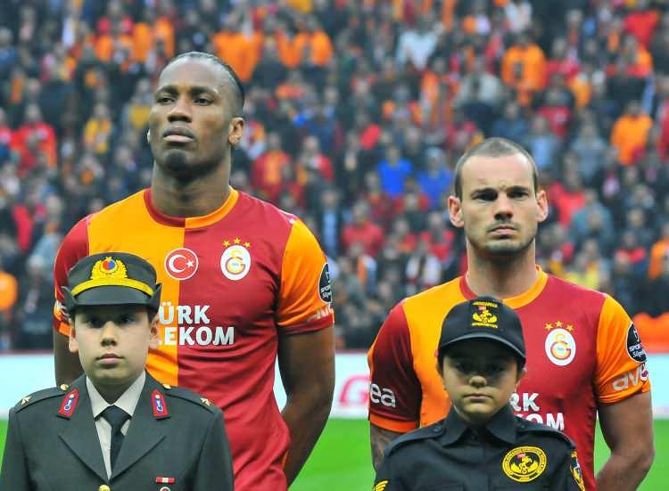 <p>Süper Lig'de bir dönem Galatasaray forması giyen Didier Drogba, eski takım arkadaşı Wesley Sneijder hakkında konuştu. Eski yıldız oyuncu, Sneijder hakkında övgü dolu sözler kullandı.</p>
