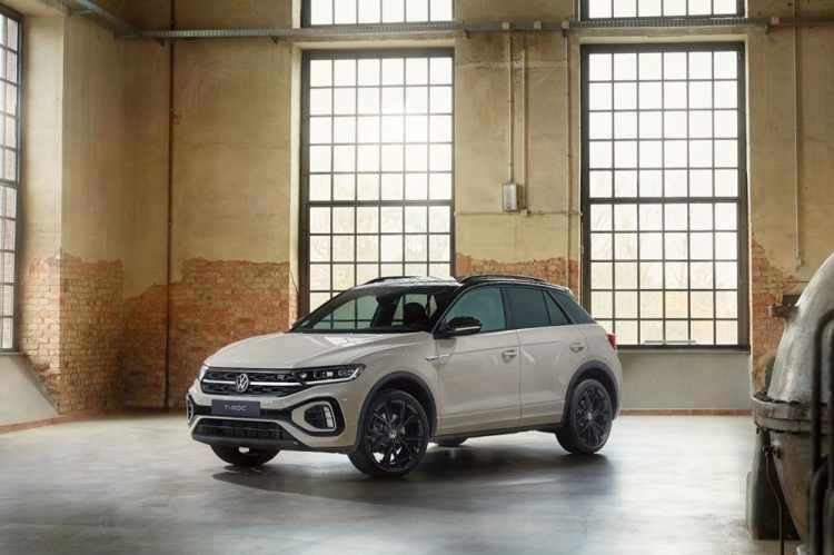 <p>Yeni T-Roc’ta LED farlar, LED gündüz sürüş farları ve koyu kırmızı LED stop lambaları standart olarak sunuluyor. Style ve R-Line donanım seviyelerinde ise Volkswagen'in üst segment modellerinden aşina olduğumuz IQ.LIGHT, LED Plus farları görüyoruz.</p>
<p> </p>
