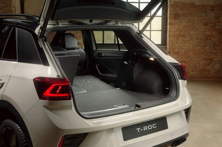 <p>Yenilenen T-Roc 445 litrelik bagaj hacmi sunuyor.</p>