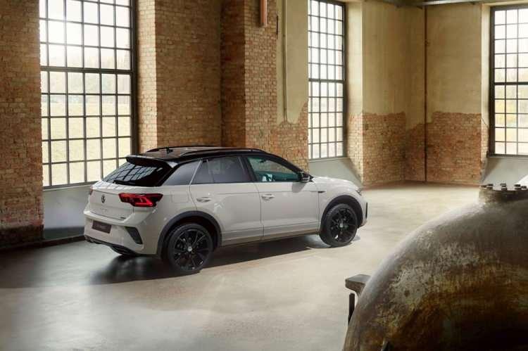 <p><strong>İŞTE VOLKSWAGEN T-ROC TÜRKİYE FİYATI</strong></p>
<p>T-Roc 1.5 TSI 150 PS DSG - Life - <strong> 644 bin 400 TL</strong></p>
<p>T-Roc 1.5 TSI 150 PS DSG - Style -<strong> 706 bin 700 TL</strong></p>
<p>T-Roc 1.5 TSI 150 PS DSG - R Line - <strong>773 bin TL</strong></p>
<p> </p>