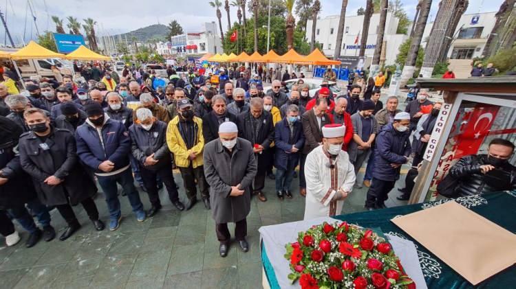 <p>Sanatçı Bora Gencer ise Akrep Nalan'ı 90'lı yıllardan bu yana tanıdığını ifade ederek, "Akrep Nalan’ın benim hayatımdaki yeri çok özel. Allah gani gani rahmet eylesin. Akrep Nalan’ın benim hayatımda şöyle özel bir yeri var. Bir otelde çalışırken, onun çıktığı bir mekan vardı, her sahneye çıktığında beni de sahneye alırdı.” diye konuştu.</p>
