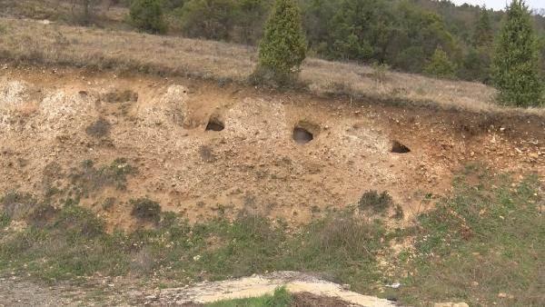 <p>Köyün sınırları içerisinde açılması planlanan taş ocağı için yapılan yol çalışması esnasında toprak kaymasıyla ortaya çıkan mezarların korunması için ilgili yerlere haber verildi. </p>
