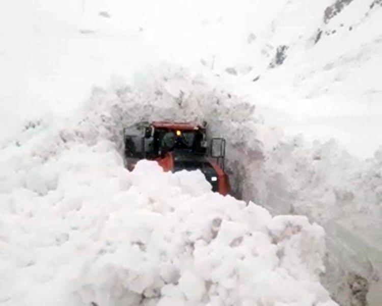 <p>Hakkari’nin Yüksekova ilçesinde bulunan Doski Vadisi'nde kardan 5 metrelik tüneller oluştu.</p>
