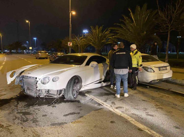 <p>Yaralı kadının ilk müdahalesi ambulansla olay yerinde yapıldıktan sonra Göztepe Prof. Dr. Süleyman Yalçın Şehir Hastanesi’ne kaldırıldı.</p>
