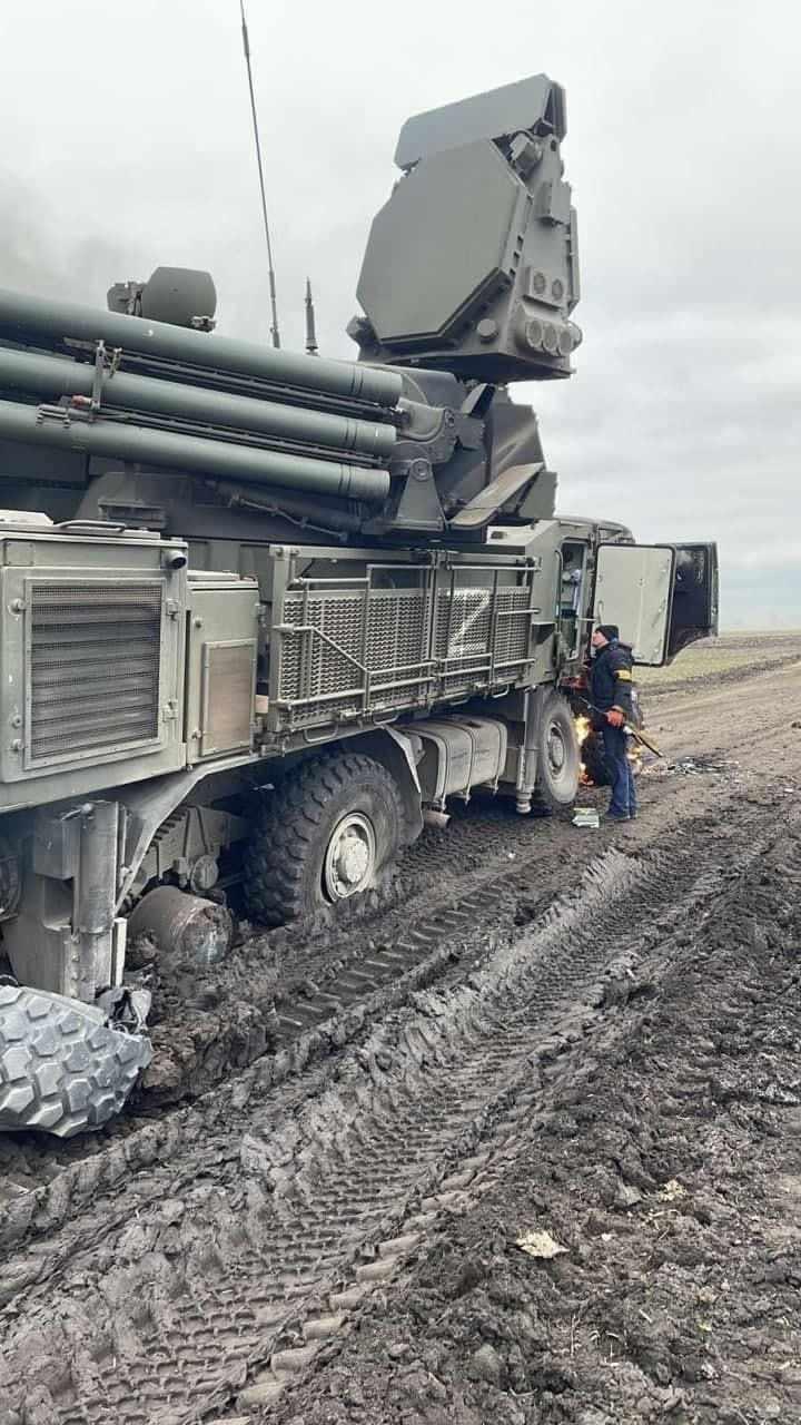 <p><strong>HAVA SAVUNMA SİSTEMİ: 11</strong></p><p>Rus ordusunun Nikolaev bölgesinde terk ettiği Pantsir-S1 hava savunma sistemi Ukraynalılar tarafından yakılarak kullanılmaz hale getirildi.</p>