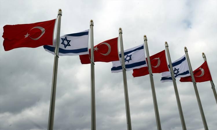 <p>İki ülke heyetlerinin takdimi sonrasında Erdoğan ve Herzog, merdivenlerde Türkiye ve İsrail bayrakları önünde gazetecilere poz verdi.</p>
