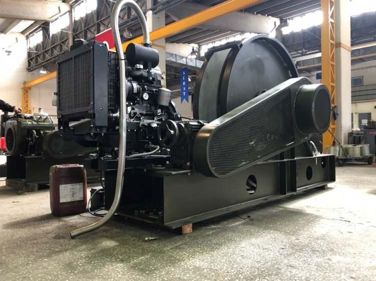 <p>Forklift üretimine başladıklarına değinen Tosun, şöyle konuştu:</p>
<p>"TÜMOSAN 2017'de başlattığı özgün forklift çalışmasında; pazardaki mevcuda göre yüksek yerlilik oranına sahip, tamamı yerli motor içeren, TÜMOSAN mühendislik, tasarım, üretim ve marka kalitesini barındıran, müşterinin ihtiyaçlarına cevap verebilen, bakım ve işletme maliyeti düşük, ergonomik ve konforlu çalışma ortamı sunan, bakım ve idamesi kolay, son teknolojik alt sistemleri bünyesinde barındıran ve teknolojik gelişmeye açık, yaygın servis ağıyla ürün destek programı sunan bir ürün ailesi hedeflemiş ve oluşturulan prototipler ile kalifikasyon testleri tamamlanmıştır."</p>