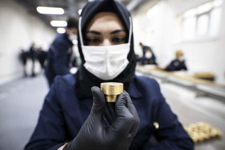 <p>MKE, silah, mühimmat, fişek, maske, barut, pirinç ve çelik başta olmak üzere 11 fabrika ve 2 işletmede yaklaşık bine yakını kadın olmak üzere 4 bin personeliyle üretim yapıyor.</p>
