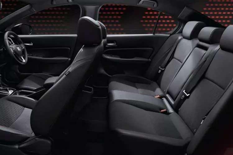 <p>Apple CarPlay ve Android Auto<br />
Yeni Honda City’nin 8 inç‘lik renkli ve dokunmatik multimedya ekranı üzerinden akıllı telefonunuzu yönetmenizi sağlayan Apple CarPlay ve Android Auto fonksiyonları ile müzikten navigasyona yol boyunca ihtiyaç duyacağınız her uygulamaya kolay erişim sağlayıp, dokunmatik ekran ile aktive ederek Siri gibi uygulamaları sesinizle kontrol edebilmenize imkan veriyor.</p>
