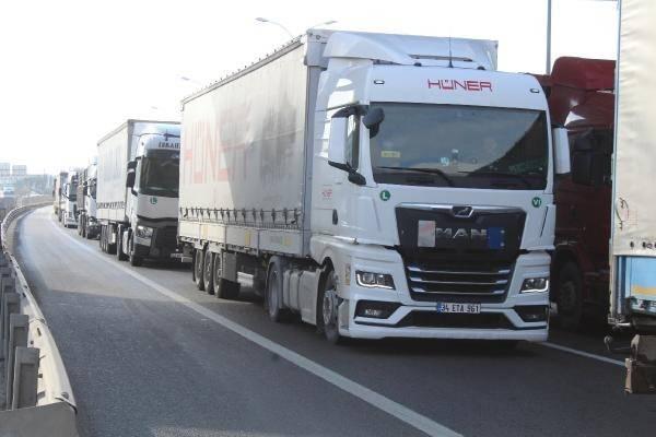 <p>Yoğun kar yağışı beklentisi nedeniyle sorun yaşanmaması için Anadolu ve Trakya yönlerinden İstanbul'a TIR ve kamyonların girişi, saat 04.00'ten itibaren yasaklandı.</p>