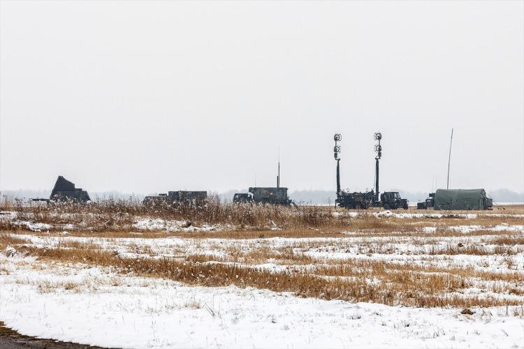 <p>ABD ile Polonya arasında "Ukrayna'ya uçak gönderme" konusunda bazı yaklaşım farkları olduğu ortaya çıkmış, Polonya söz konusu uçakları Ukrayna'ya doğrudan değil, ABD'nin Almanya'daki askeri üssüne teslim edebileceğini açıklamıştı.</p>
