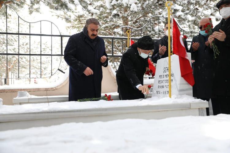 <p>Sağlık eski Bakanı, AK Parti Erzurum Milletvekili Prof. Dr. Recep Akdağ, “Bugün Erzurum’un düşman işgalinden kurtuluşunun 104. Yıl dönümü kutlanıyor. Tüm şehitlerimize Allah’tan rahmet diliyoruz. Erzurum’un nasıl bir kahraman şehir olduğunu çok iyi biliyoruz. Doğunun sınır taşı olmuş, her türlü zorluğa göğüs germiş mukaddes bir şehirdir. Erzurum’un karşısına ne çıkarsa çıksın vatanları, dinleri, ezanları, bayrakları için canlarını feda etmekten çekinmediler. Bu ruhu 15 Temmuz’da Erzurum 2 saat gibi kısa bir sürede yüz bini aşkın insan ile Cumhuriyet Caddesine toplanması ile göstermiştir” dedi.</p>
