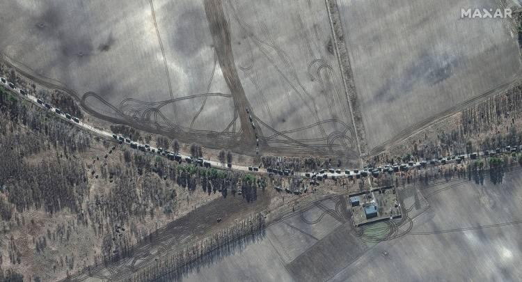 <p>Rusya’nın Ukrayna’yı işgali 13. gününde de devam ediyor. Başkent Kiev'e ilerleyen 60 kilometrelik Rus konvoyu ile ilgili uydu görüntülerini yayınlayan Washington Post çarpıcı bir analize yer verdi. </p>
